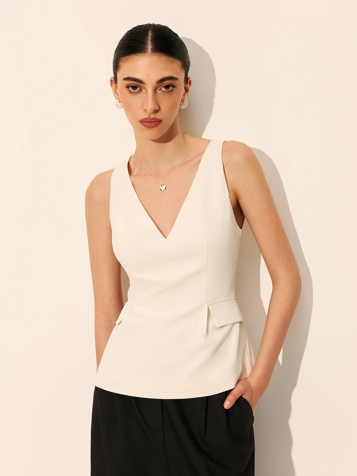 Decor Pockets V-Neck Sleeveless Top - Takermore